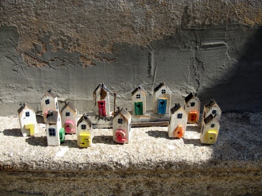 Серия декоративни къщички, които могат да се използват и за закачане на ключове. Автор Бисер Лапев. От галерия „Ищар”.