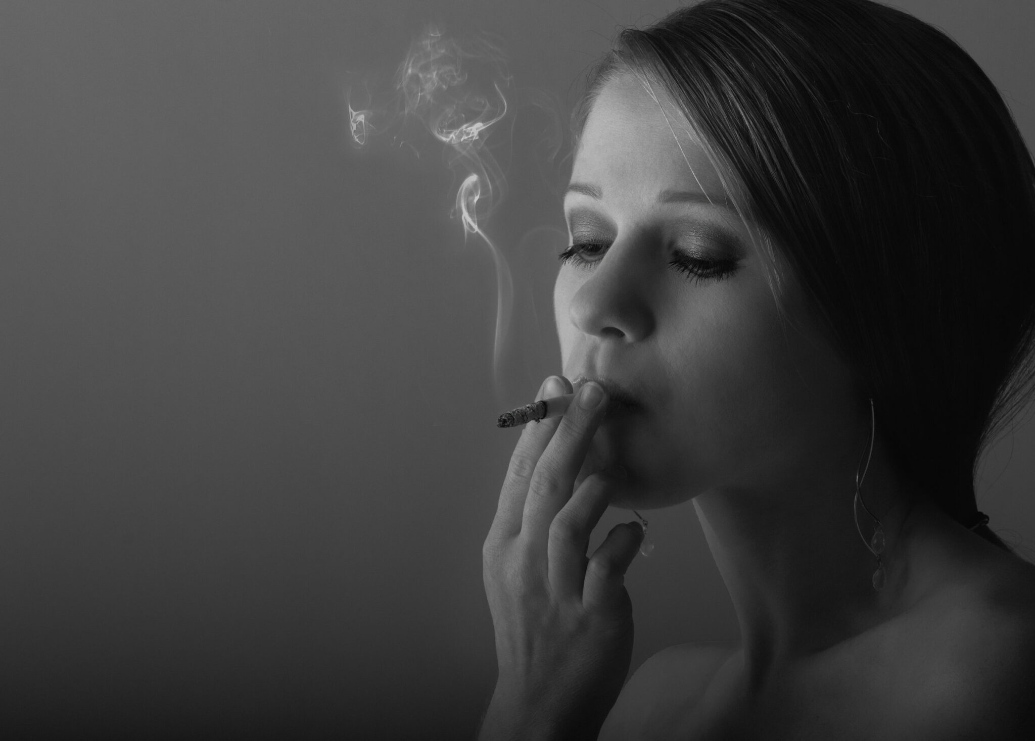 Курящая девушка в полный рост
