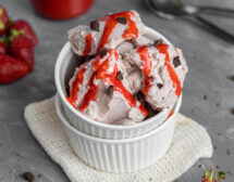 Рецепта за домашен сладолед с кашу и ягодово пюре