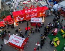 Камионът на добрината на Coca-Cola носия магията на Коледа в девет града у нас