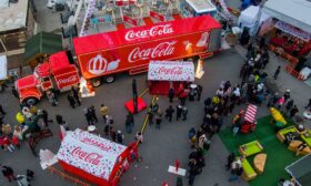 Камионът на добрината на Coca-Cola носия магията на Коледа в девет града у нас